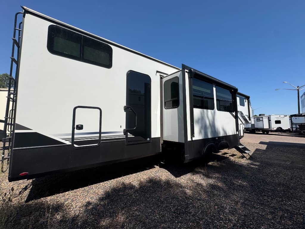 2024 Keystone RV 2024 Keystone RV Montana High Country - thumbnail 4