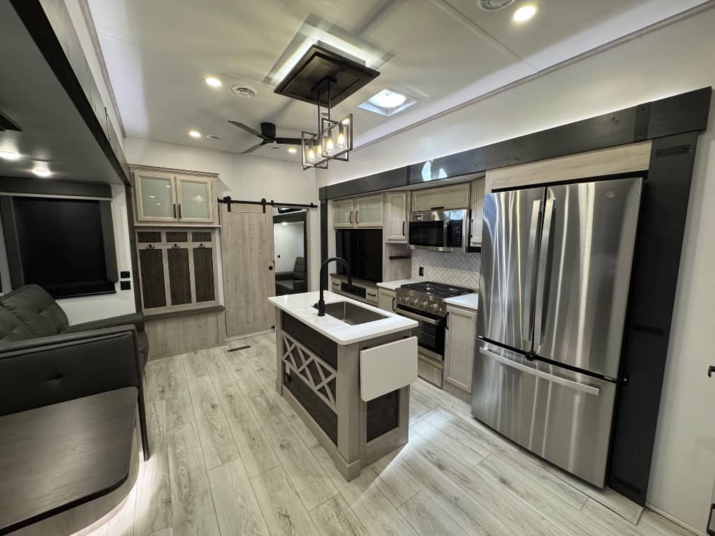 2024 Keystone RV 2024 Keystone RV Montana High Country - thumbnail 6