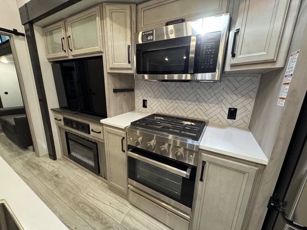 2024 Keystone RV 2024 Keystone RV Montana High Country - thumbnail 10