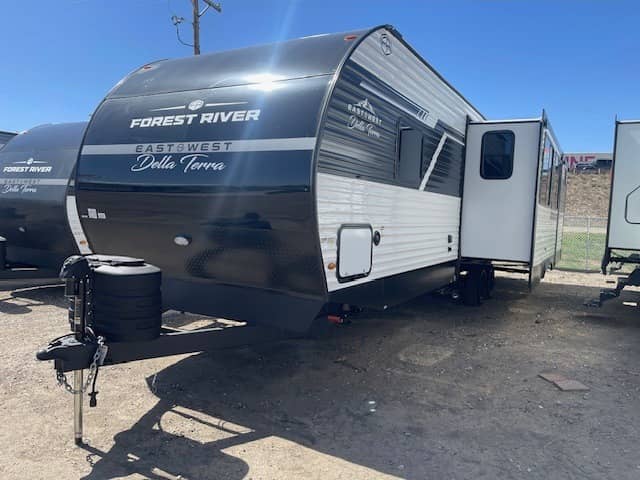 2025 East to West 2025 East to West Della Terra - thumbnail 3