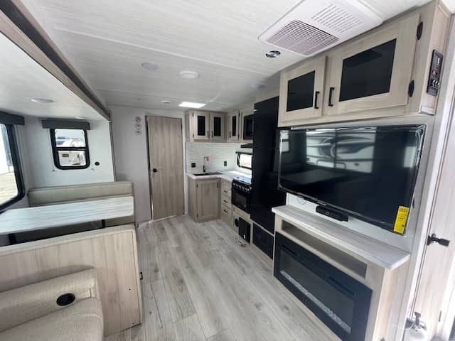 2025 East to West 2025 East to West Della Terra - thumbnail 5