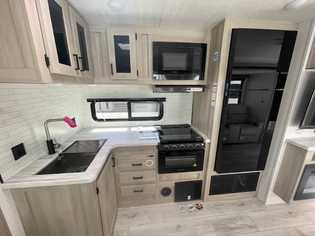 2025 East to West 2025 East to West Della Terra - thumbnail 6