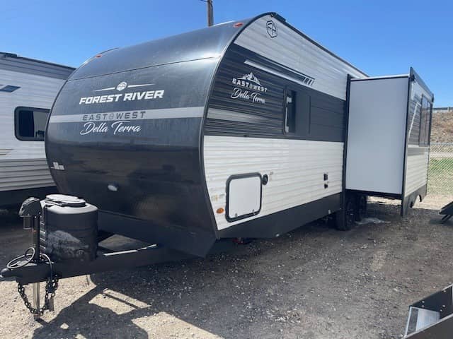 2025 East to West 2025 East to West Della Terra - thumbnail 3