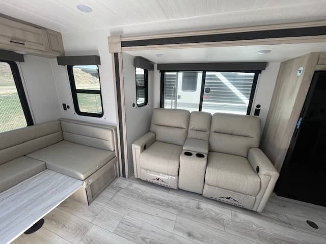 2025 East to West 2025 East to West Della Terra - thumbnail 5