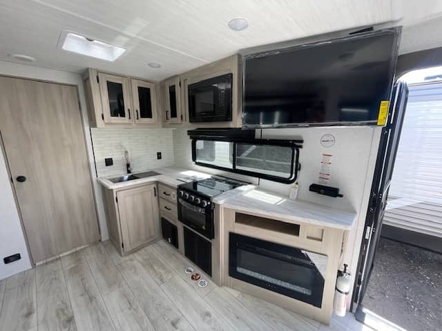 2025 East to West 2025 East to West Della Terra - thumbnail 7