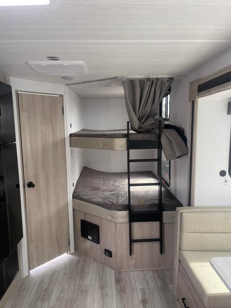 2025 East to West 2025 East to West Della Terra - thumbnail 12