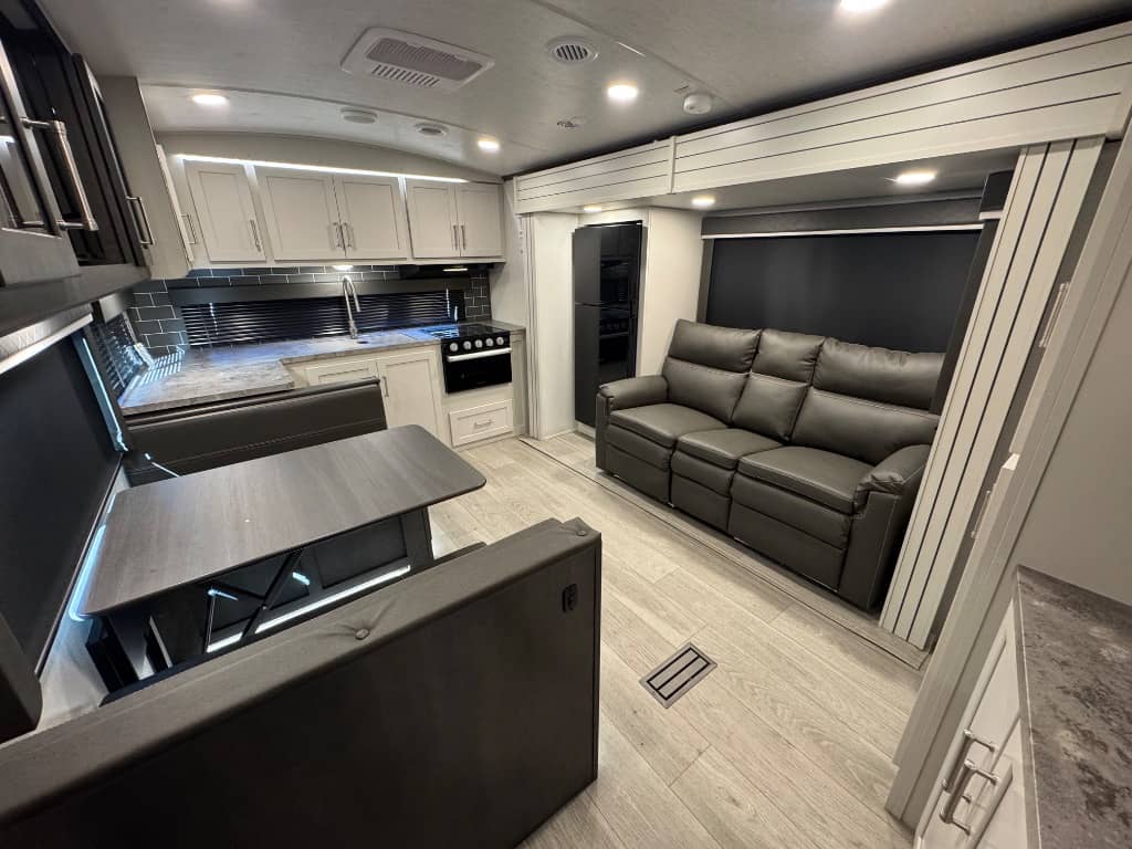 2025 Keystone RV 2025 Keystone RV Cougar Half-Ton - thumbnail 7