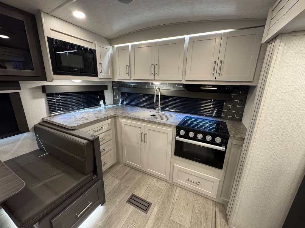 2025 Keystone RV 2025 Keystone RV Cougar Half-Ton - thumbnail 11