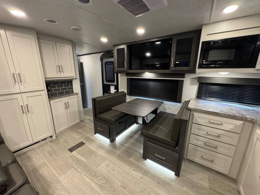 2025 Keystone RV 2025 Keystone RV Cougar Half-Ton - thumbnail 16