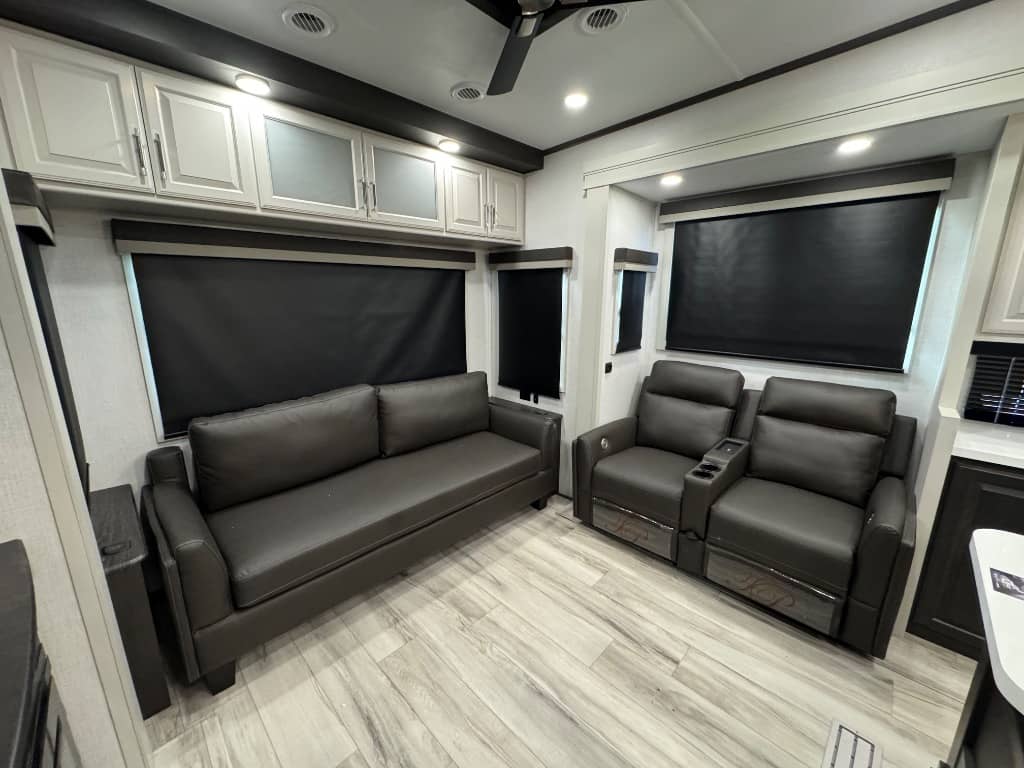 2025 Keystone RV 2025 Keystone RV Avalanche - thumbnail 17