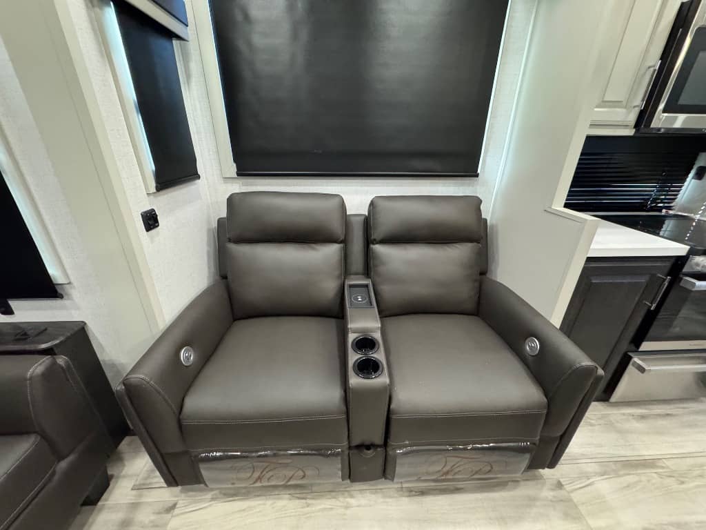 2025 Keystone RV 2025 Keystone RV Avalanche - thumbnail 18