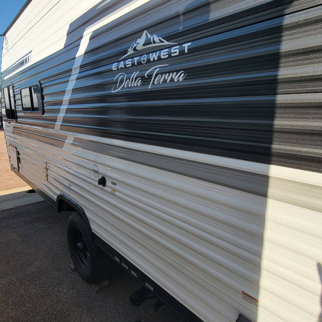 2025 East to West 2025 East to West Della Terra - thumbnail 6