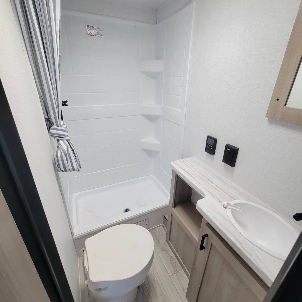 2025 East to West 2025 East to West Della Terra - thumbnail 17