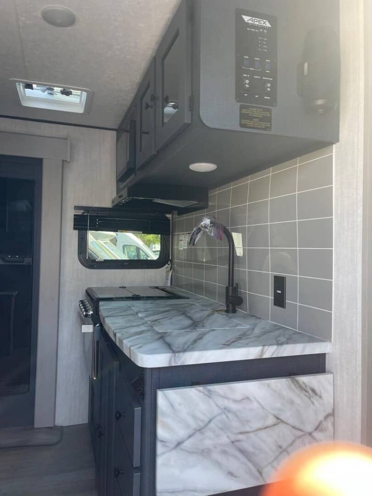 2025 Coachmen 2025 Coachmen Apex Ultra-Lite - thumbnail 9