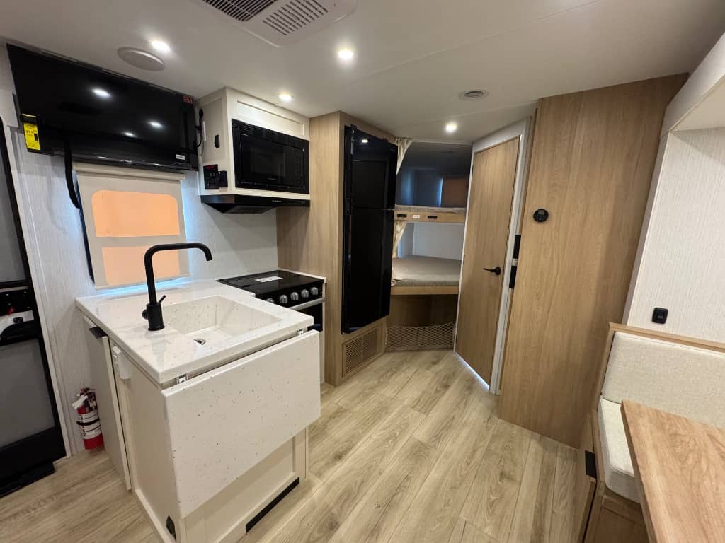 2026 Winnebago 2026 Winnebago Thrive - thumbnail 10