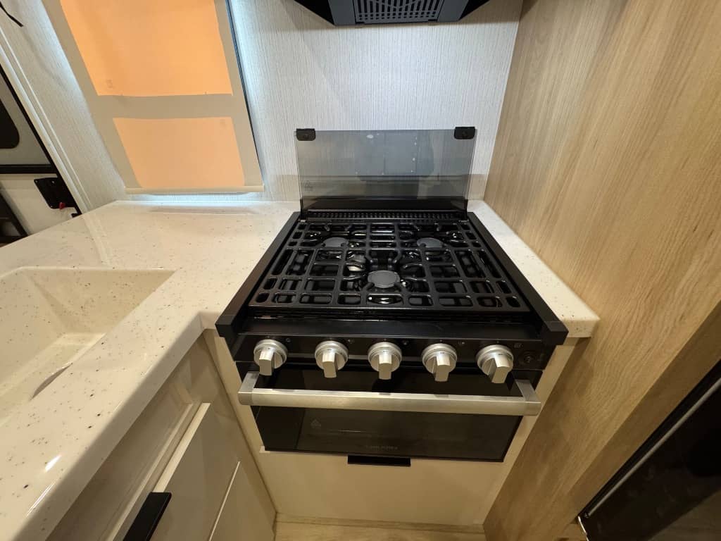 2026 Winnebago 2026 Winnebago Thrive - thumbnail 18