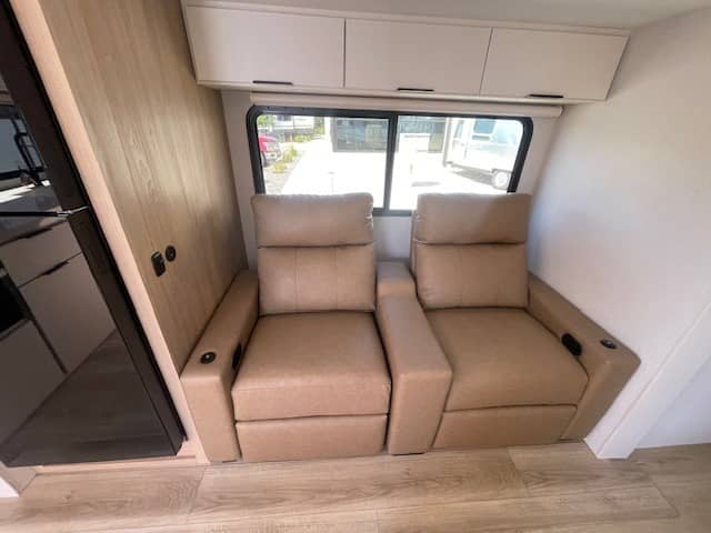 2026 Winnebago 2026 Winnebago Thrive - thumbnail 8