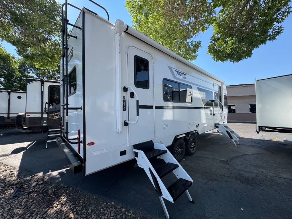 2026 Winnebago 2026 Winnebago Thrive - thumbnail 5