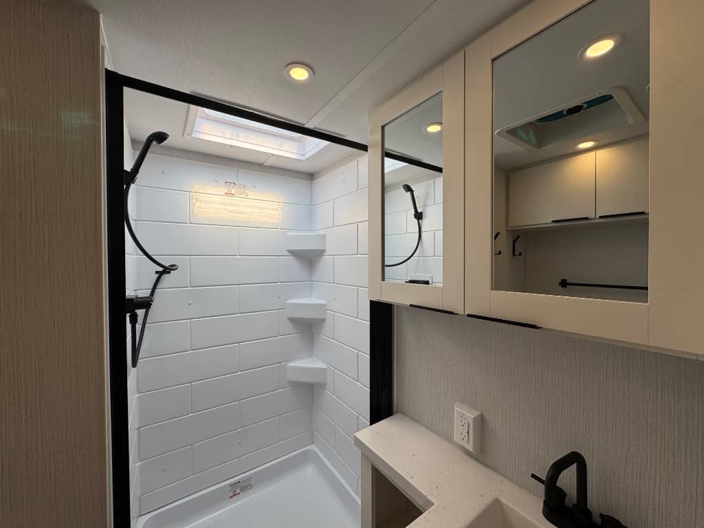 2026 Winnebago 2026 Winnebago Thrive - thumbnail 15