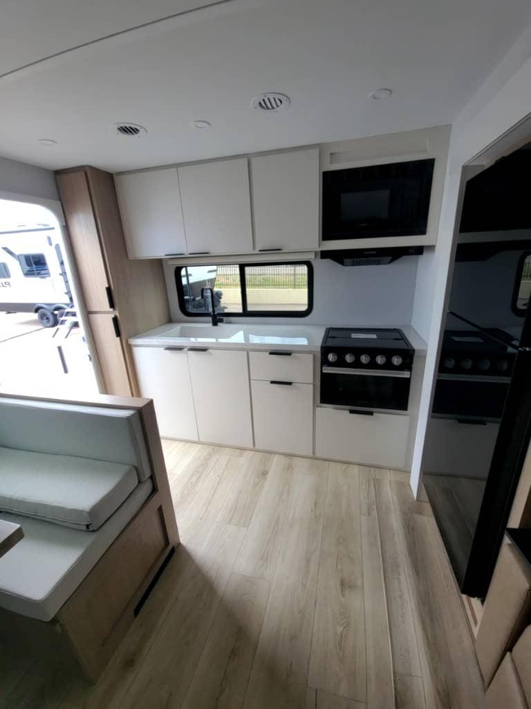 2026 Winnebago 2026 Winnebago Thrive - thumbnail 19