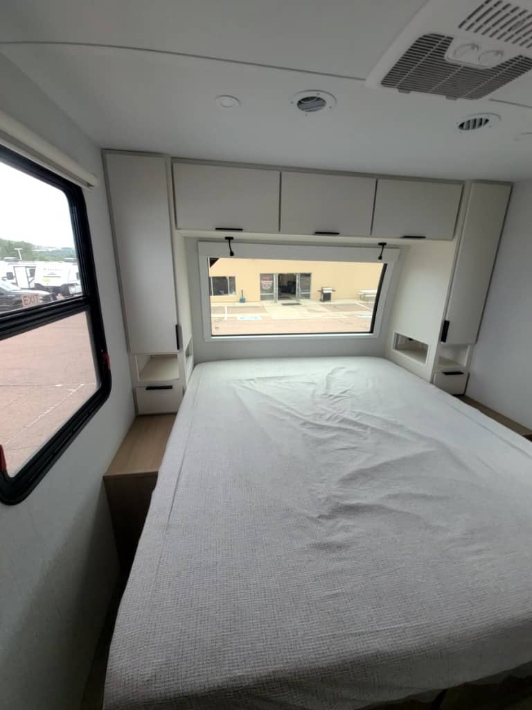 2026 Winnebago 2026 Winnebago Thrive - thumbnail 28