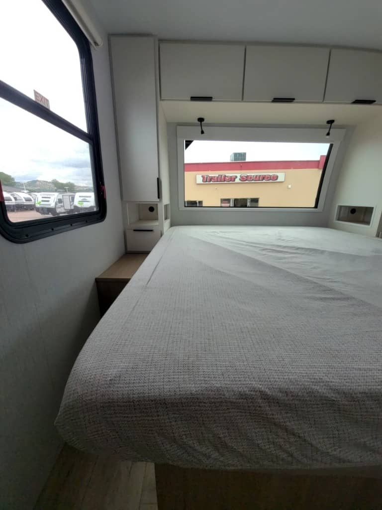 2026 Winnebago 2026 Winnebago Thrive - thumbnail 34