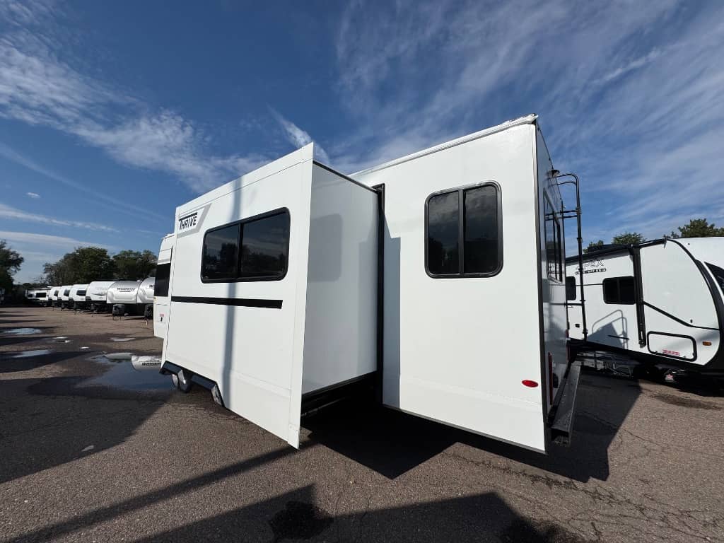 2026 Winnebago 2026 Winnebago Thrive - thumbnail 4