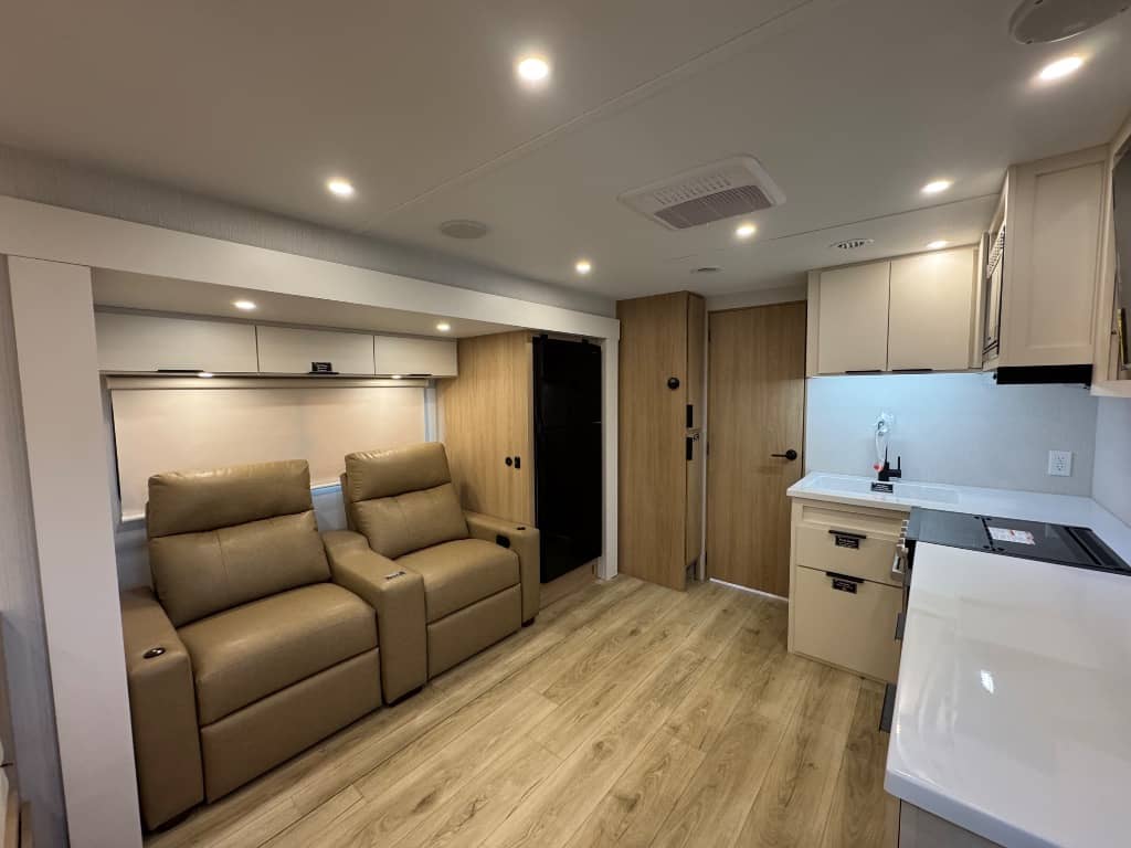 2026 Winnebago 2026 Winnebago Thrive - thumbnail 6