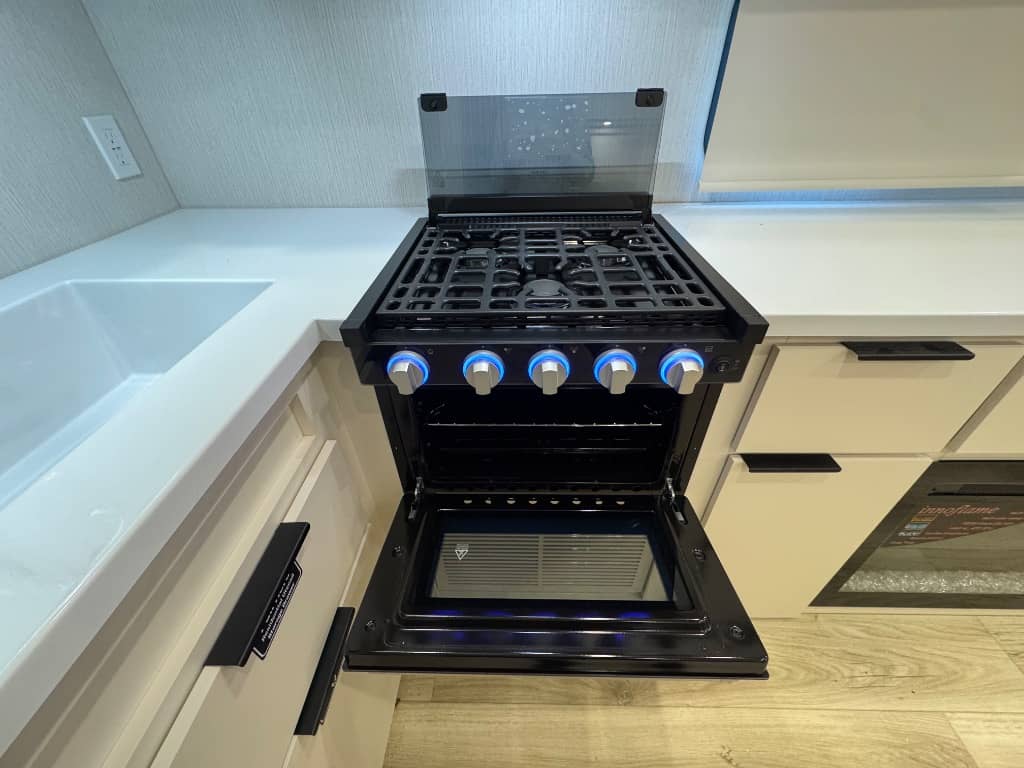 2026 Winnebago 2026 Winnebago Thrive - thumbnail 10