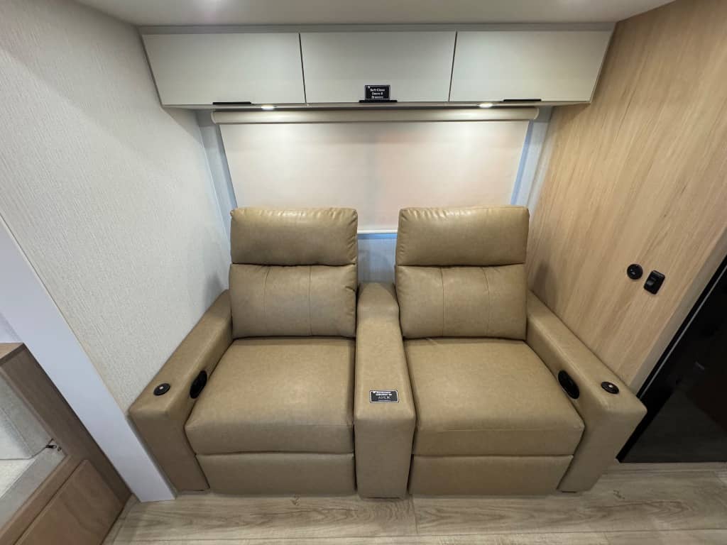 2026 Winnebago 2026 Winnebago Thrive - thumbnail 15