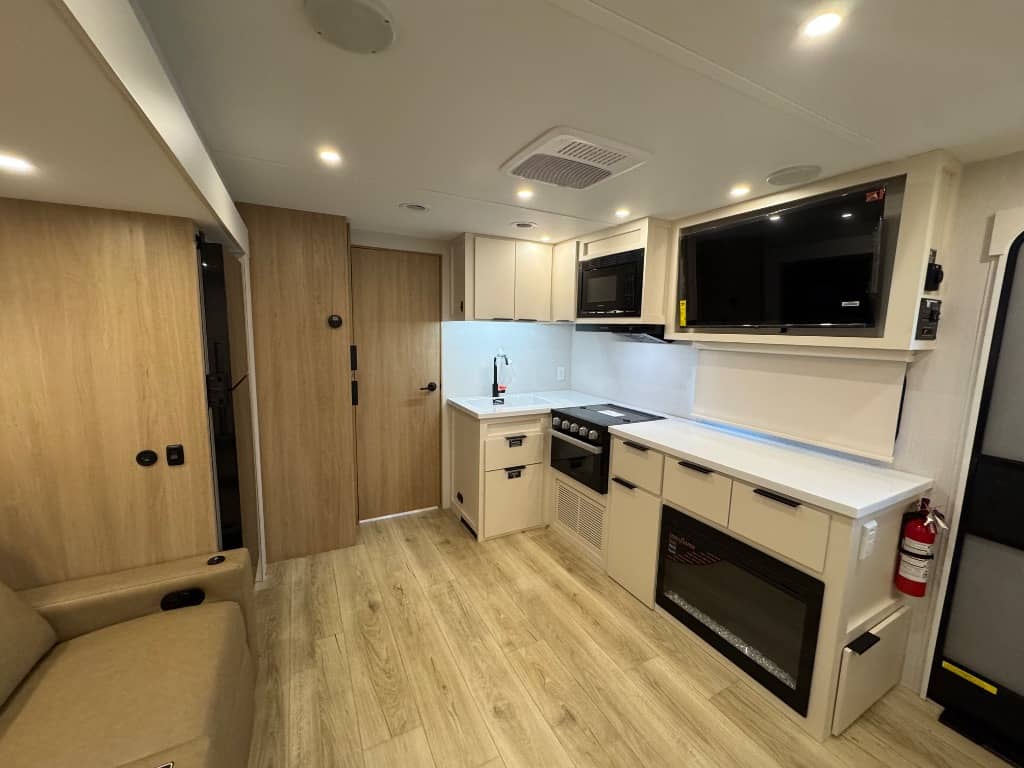 2026 Winnebago 2026 Winnebago Thrive - thumbnail 17