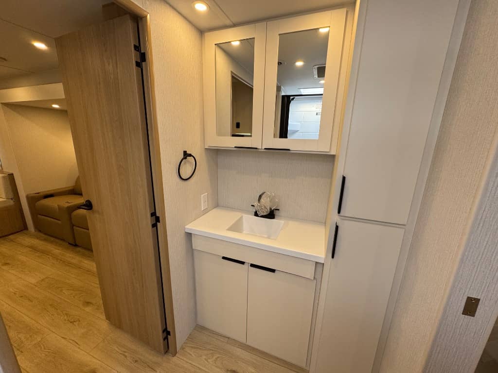 2026 Winnebago 2026 Winnebago Thrive - thumbnail 20