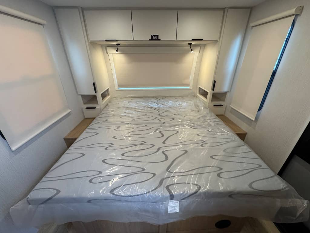 2026 Winnebago 2026 Winnebago Thrive - thumbnail 21