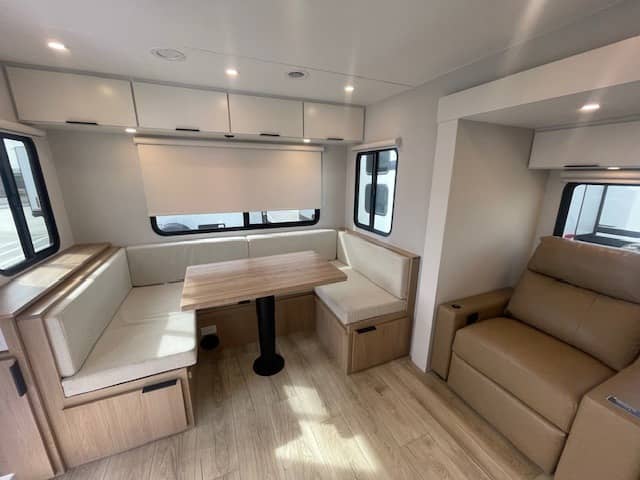 2026 Winnebago 2026 Winnebago Thrive - thumbnail 4