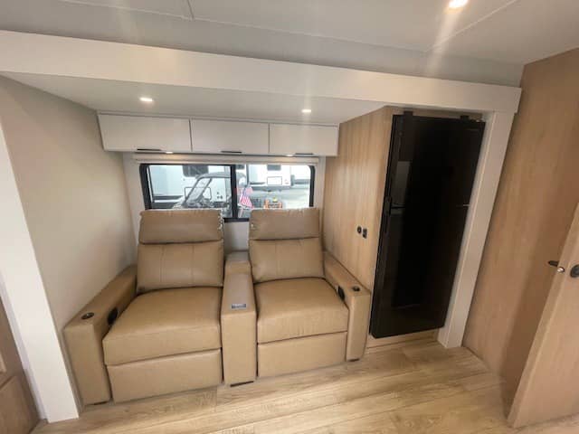 2026 Winnebago 2026 Winnebago Thrive - thumbnail 5