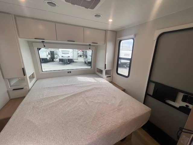 2026 Winnebago 2026 Winnebago Thrive - thumbnail 11