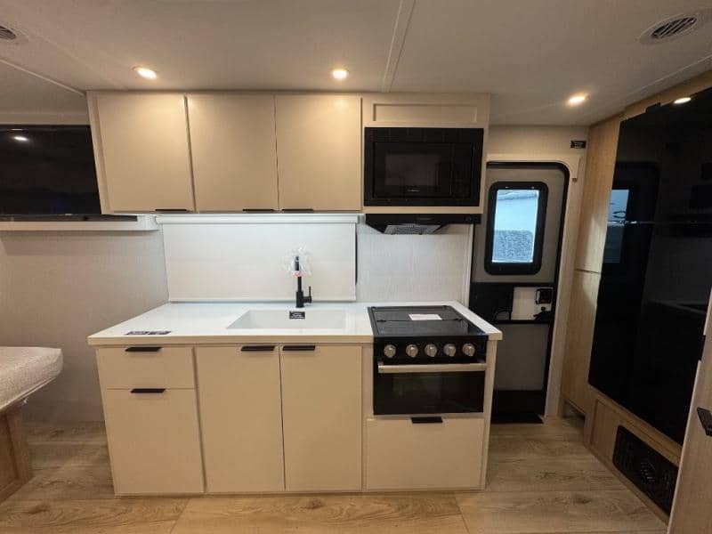 2026 Winnebago 2026 Winnebago Thrive - thumbnail 7