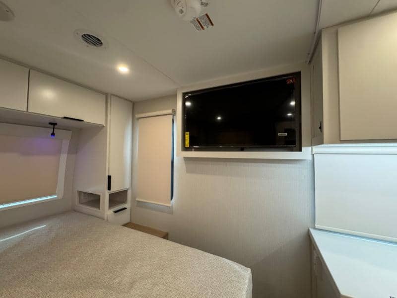 2026 Winnebago 2026 Winnebago Thrive - thumbnail 13