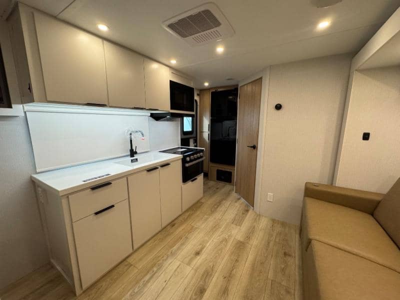 2026 Winnebago 2026 Winnebago Thrive - thumbnail 15