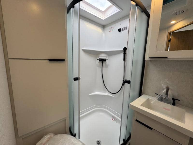 2026 Winnebago 2026 Winnebago Thrive - thumbnail 18