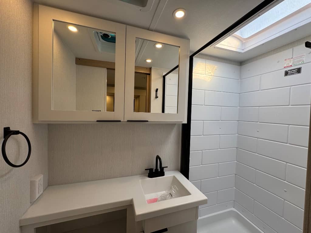 2026 Winnebago 2026 Winnebago Thrive - thumbnail 15