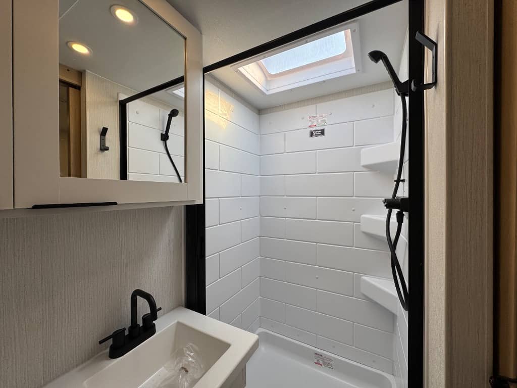 2026 Winnebago 2026 Winnebago Thrive - thumbnail 16