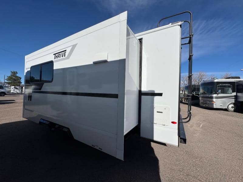2026 Winnebago 2026 Winnebago Thrive - thumbnail 4