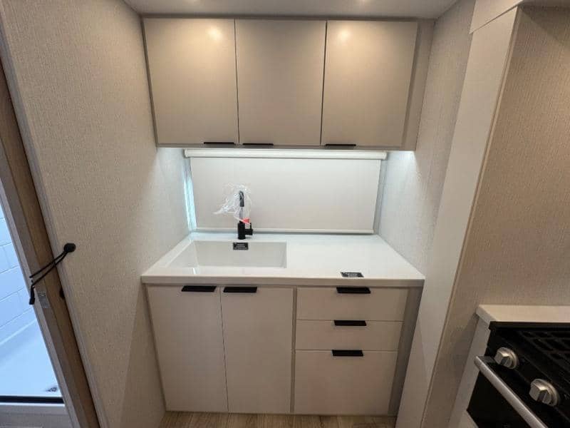 2026 Winnebago 2026 Winnebago Thrive - thumbnail 13