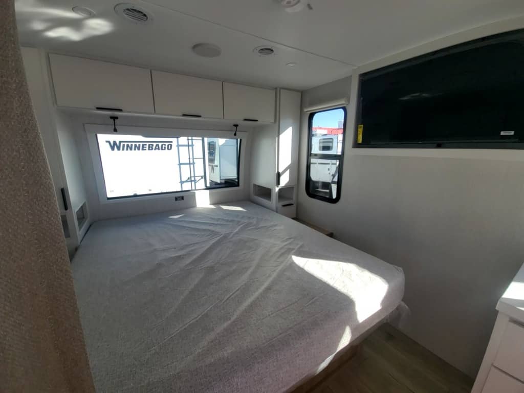 2026 Winnebago 2026 Winnebago Thrive - thumbnail 18