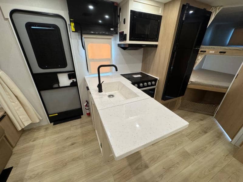 2026 Winnebago 2026 Winnebago Thrive - thumbnail 11