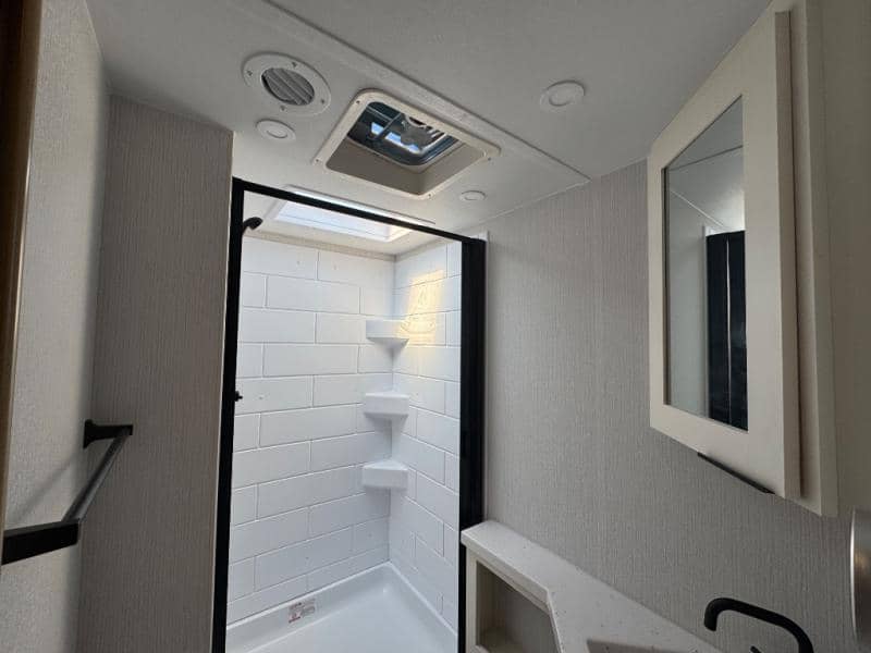 2026 Winnebago 2026 Winnebago Thrive - thumbnail 13