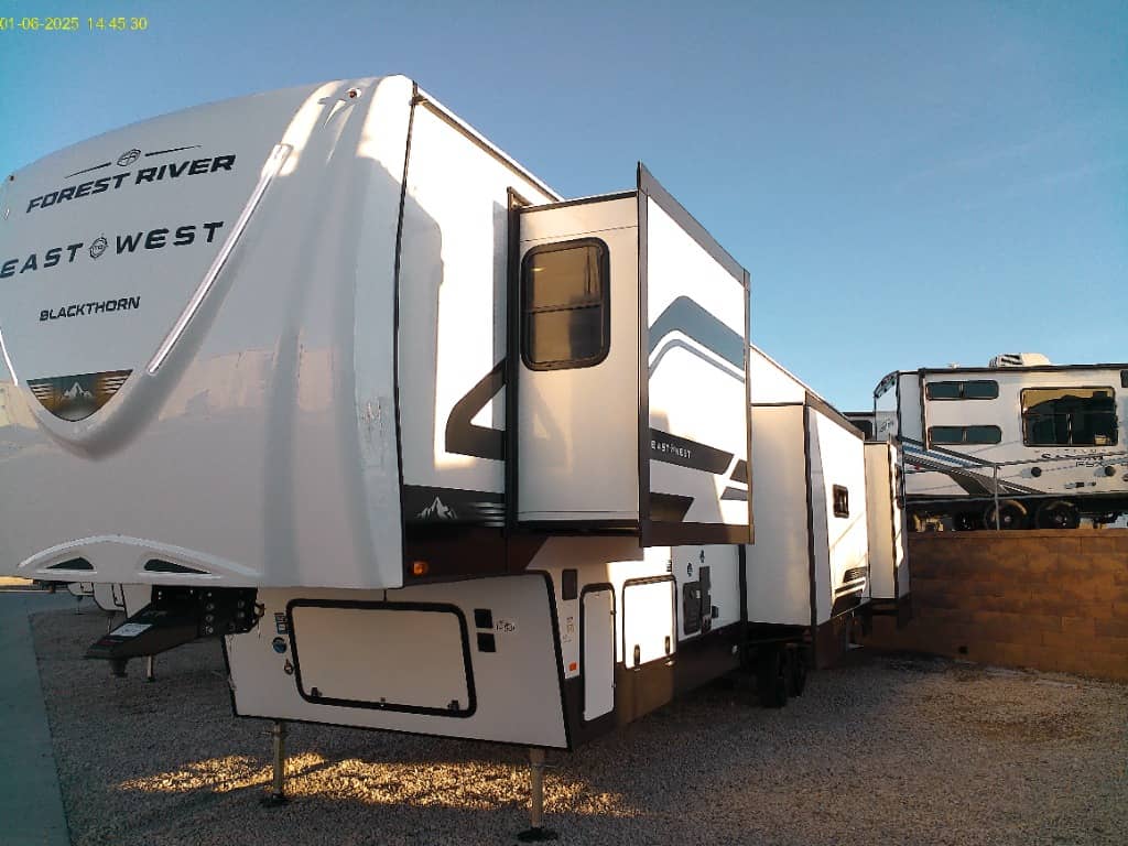 2026 East to West 2026 East to West Blackthorn - thumbnail 4