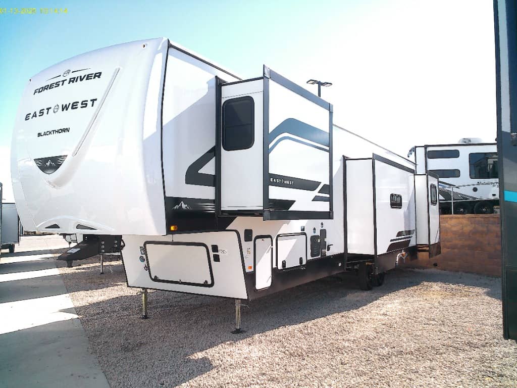 2026 East to West 2026 East to West Blackthorn - thumbnail 3