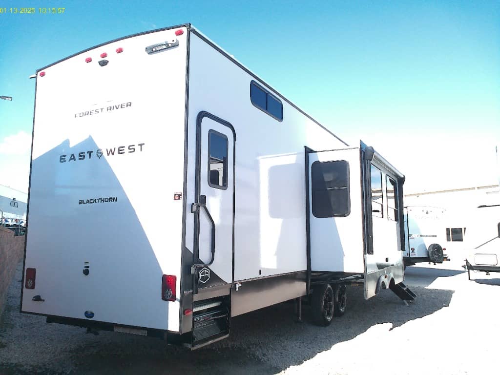 2026 East to West 2026 East to West Blackthorn - thumbnail 4